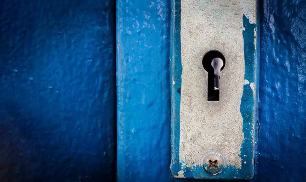  Comment ouvrir une ancienne serrure de porte sans clé ? 