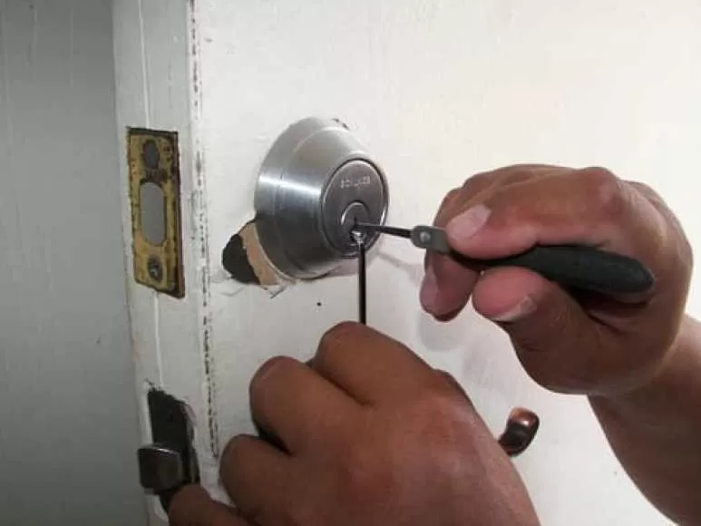 Comment ouvrir une porte fermée à clef 