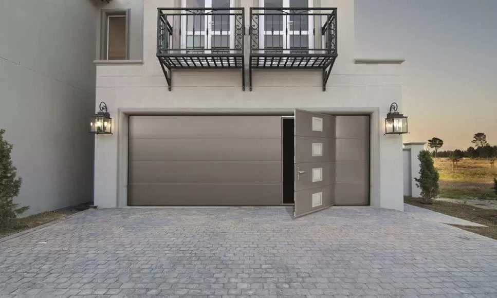  Montage d'une porte de garage sectionnelle avec portillon 