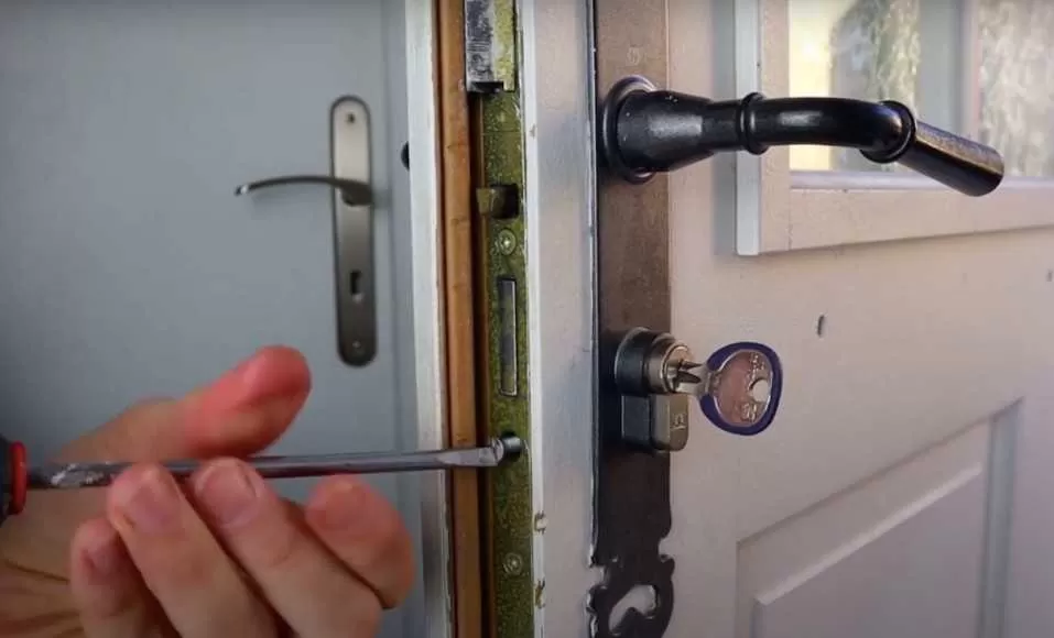  Comment changer la serrure de la porte d'entrée ? 