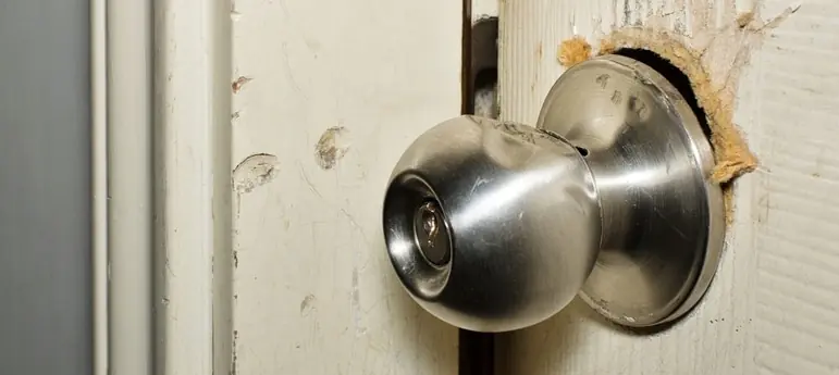 porte endommagée suite à une effraction à Paris 9