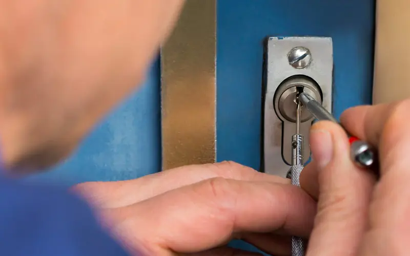 Ouverture porte claquée
