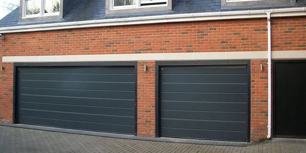 Comment isoler une porte de garage coulissante ?