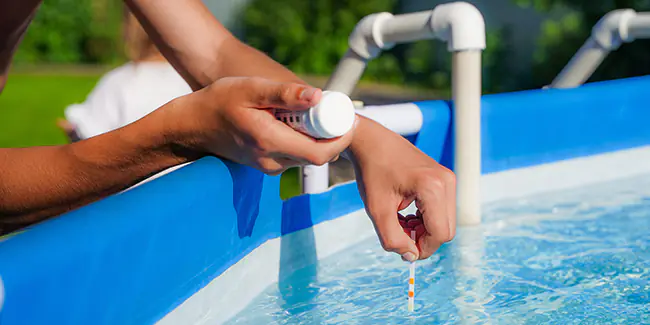 Restaurer une eau de piscine propre: le nettoyage manuel