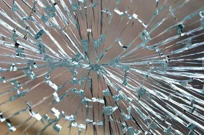 Les vitres sont brisées suite à un événement sinistre (tempête ou effraction)