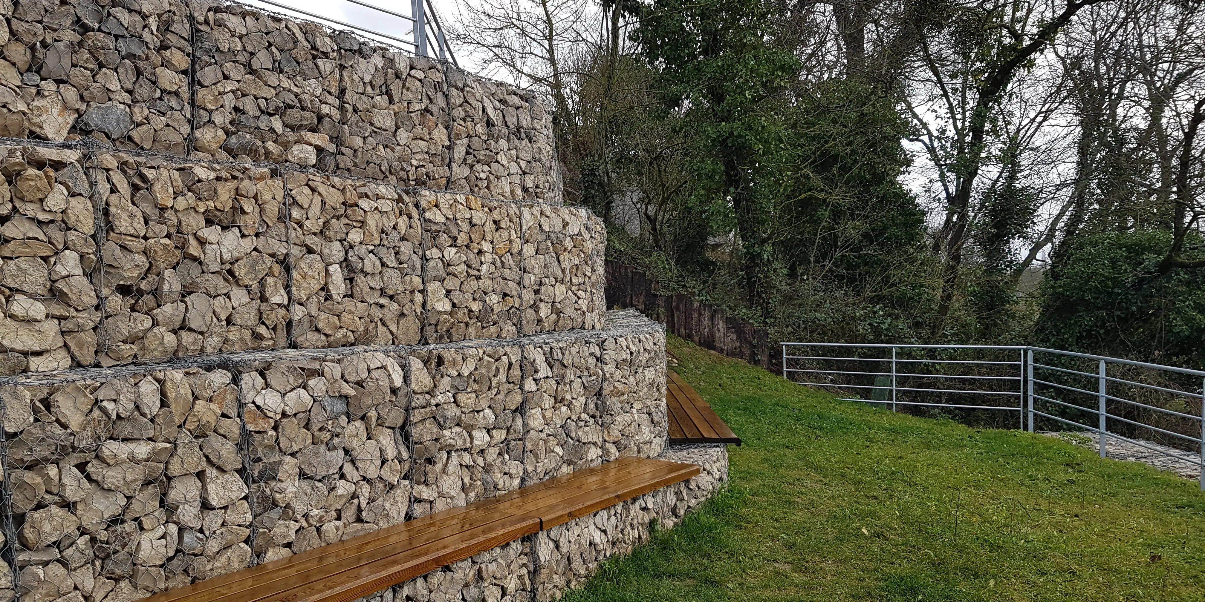 Enrochement ou mur de soutènement : Lequel choisir ?