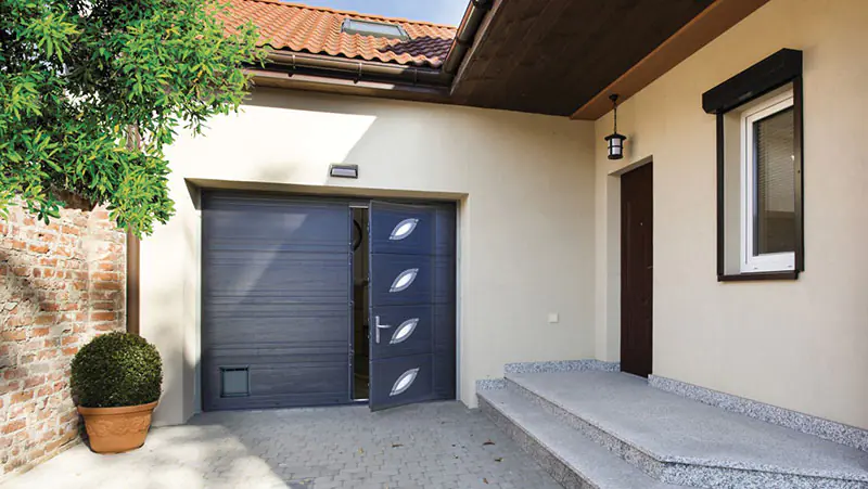 Pourquoi choisir une porte de garage avec portillon ?