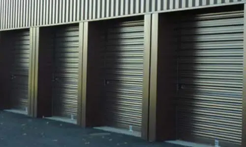 Un dépannage rideaux métalliques à lames pleines
