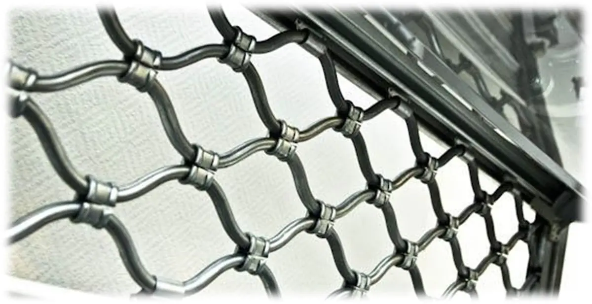 Un dépannage rideaux métalliques à grille cobra