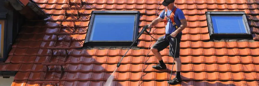 Combien coûte le nettoyage d'un toit ? (Guide 2023)