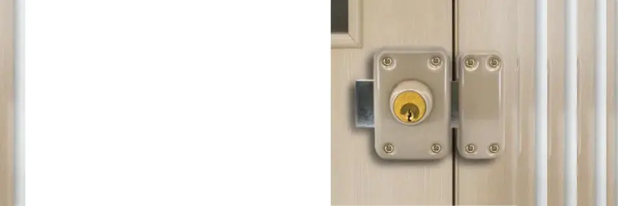 Comment démonter une serrure de porte avec verrou ?