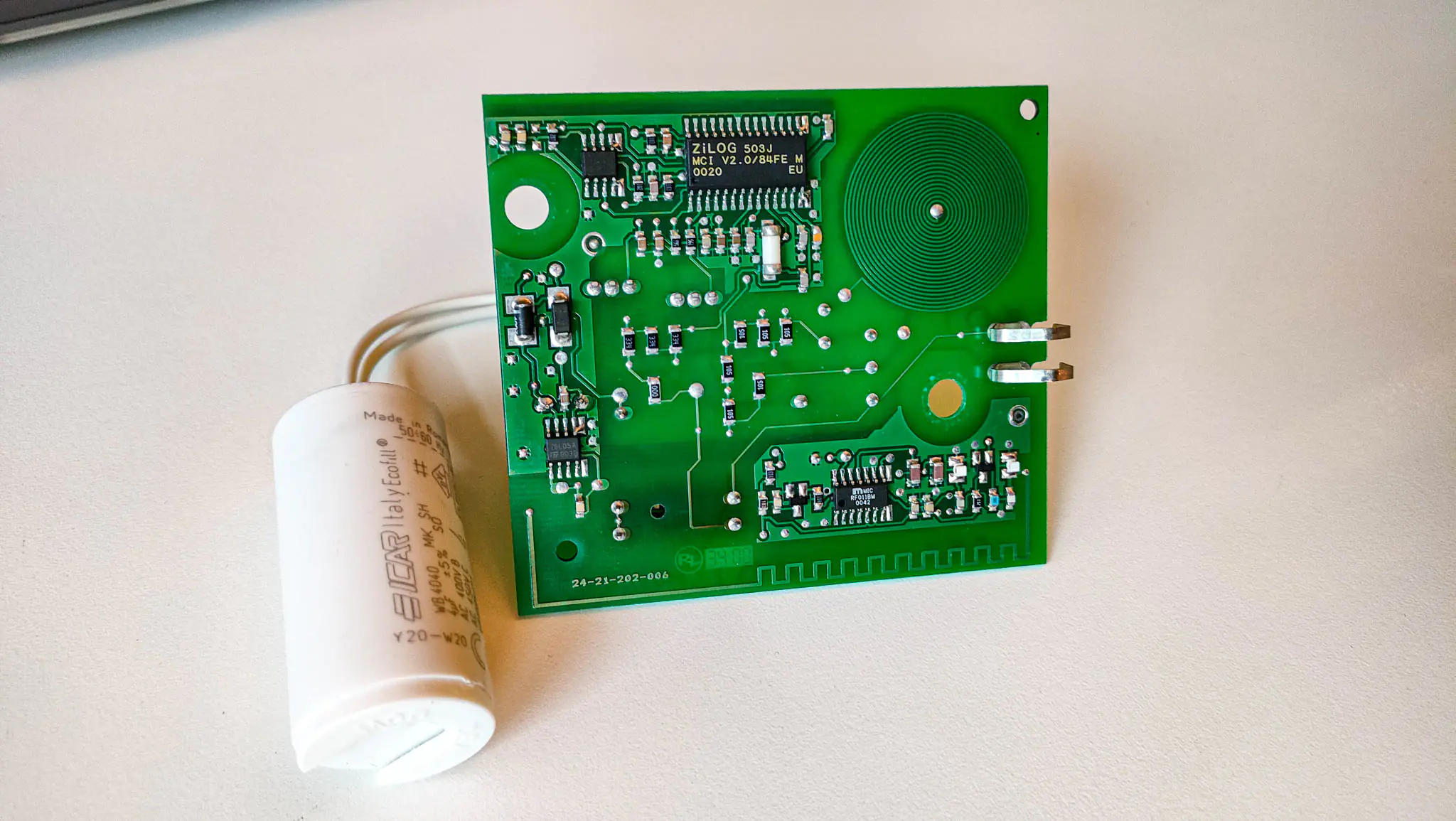 Pourquoi doit-on retirer la carte électrique en cas de panne ?