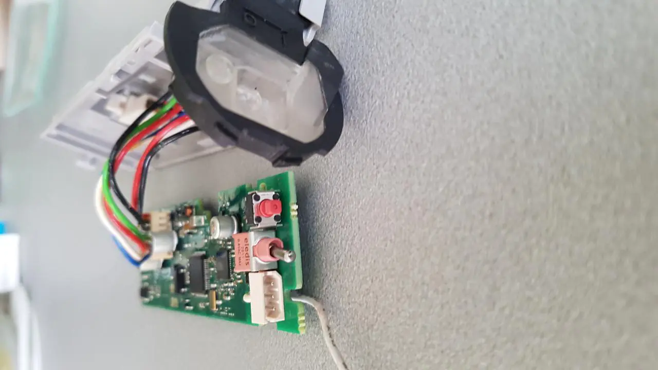 Comment retirer la carte électronique d'un volet roulant solaire velux ?