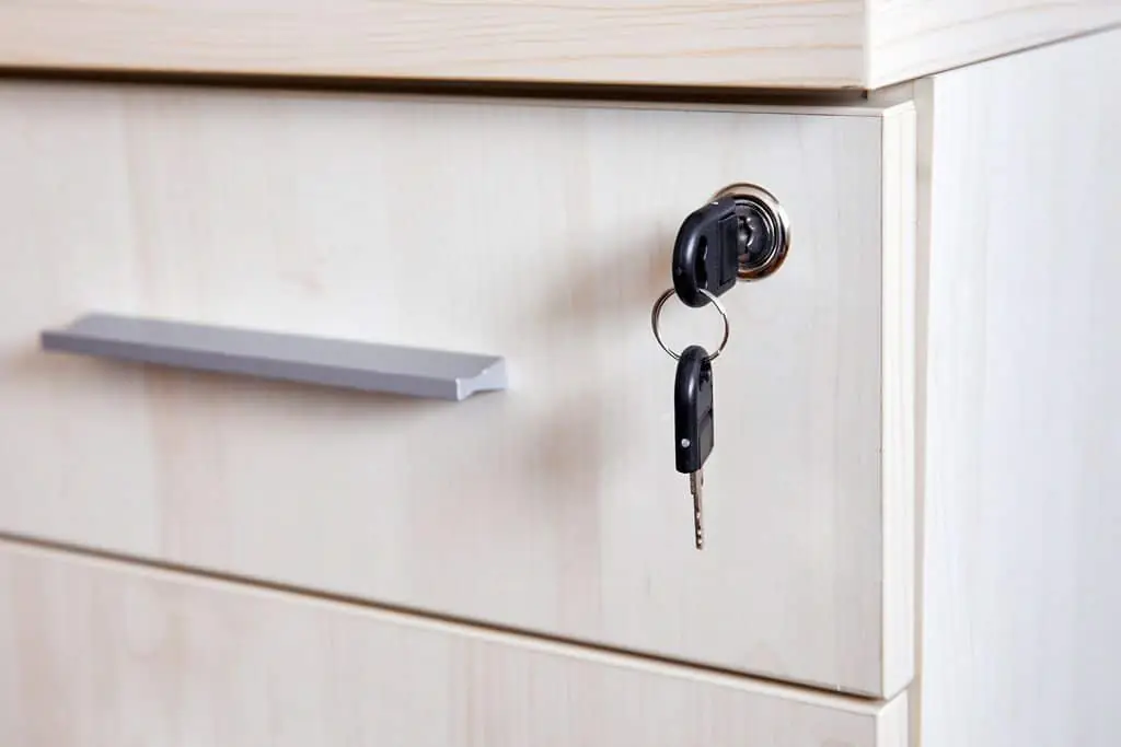 Comment changer une serrure de caisson de bureau ?