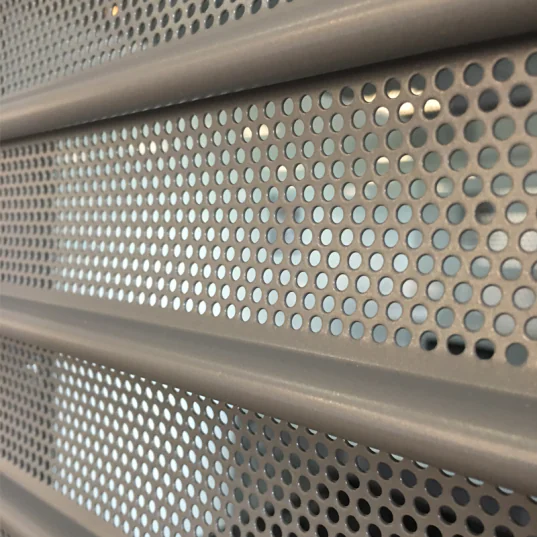 Rideau à lames microperforés