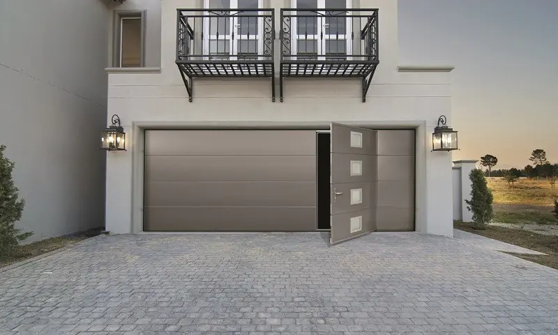 Montage d'une porte de garage sectionnelle avec portillon