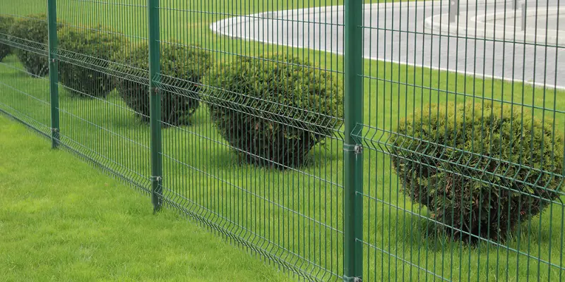 Comment poser une clôture rigide ?