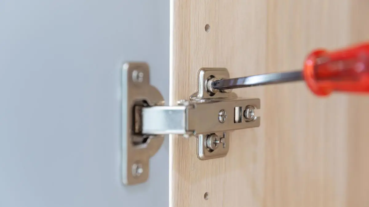 Pourquoi effectuer le réglage d’une porte de placard ?