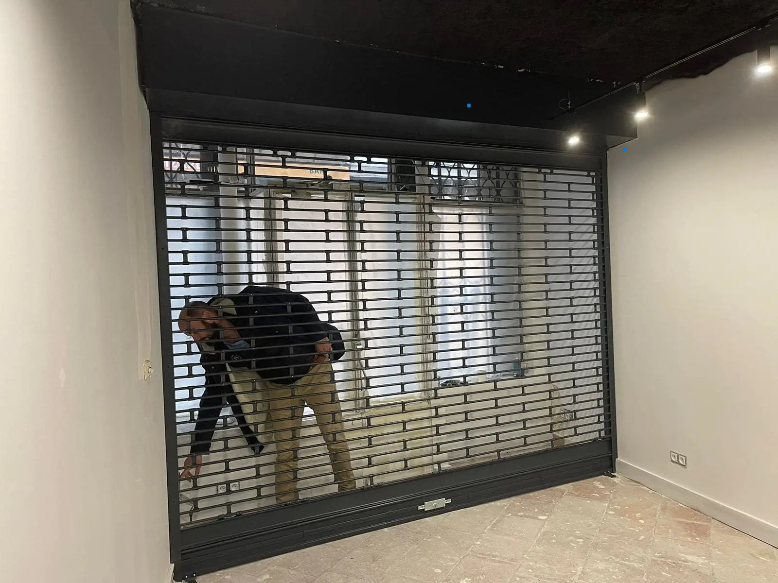 Installation rideau metallique murs erigne