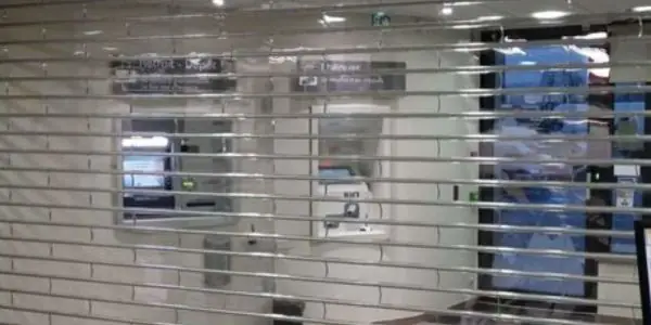 Volet roulant transparent à lames en polycarbonate