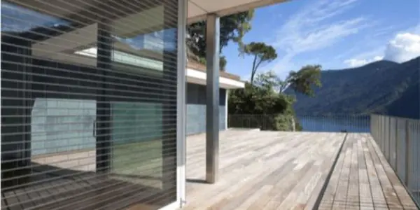 Volet roulant transparent pour terrasse