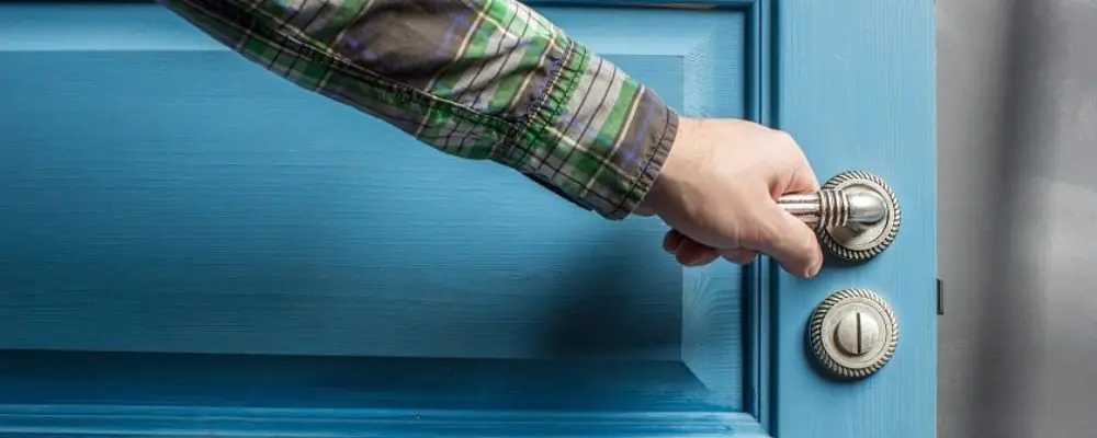Porte bloquée, poignée qui tourne dans le vide, que faire ?