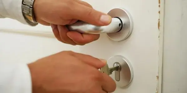 des difficultés lors de l’ouverture et de la fermeture de votre porte d’entrée