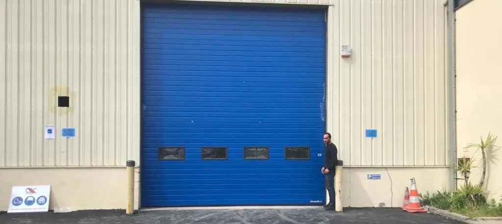Réparation porte sectionnelle industrielle à Roissy en France