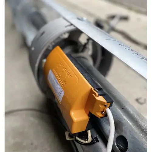 Motorisation de rideau métallique