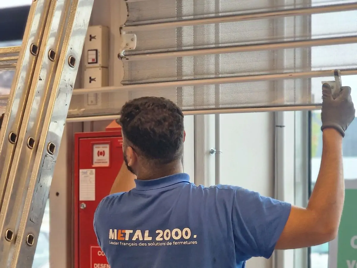 instlalltion rideau metallique microperforée 