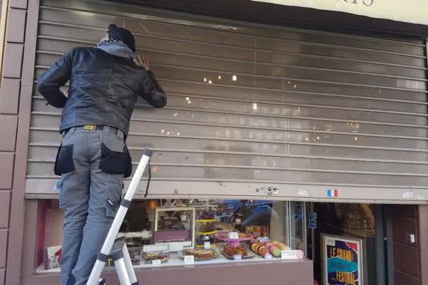 déblocage rideau métallique commerce Paris 8
