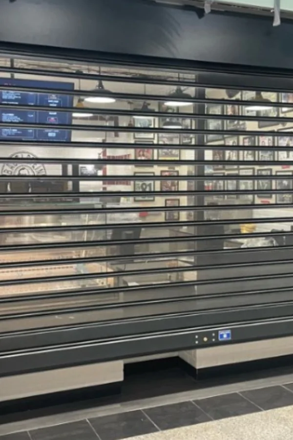 Installation d'un rideau métallique à lames micro-perforées à Mâcon