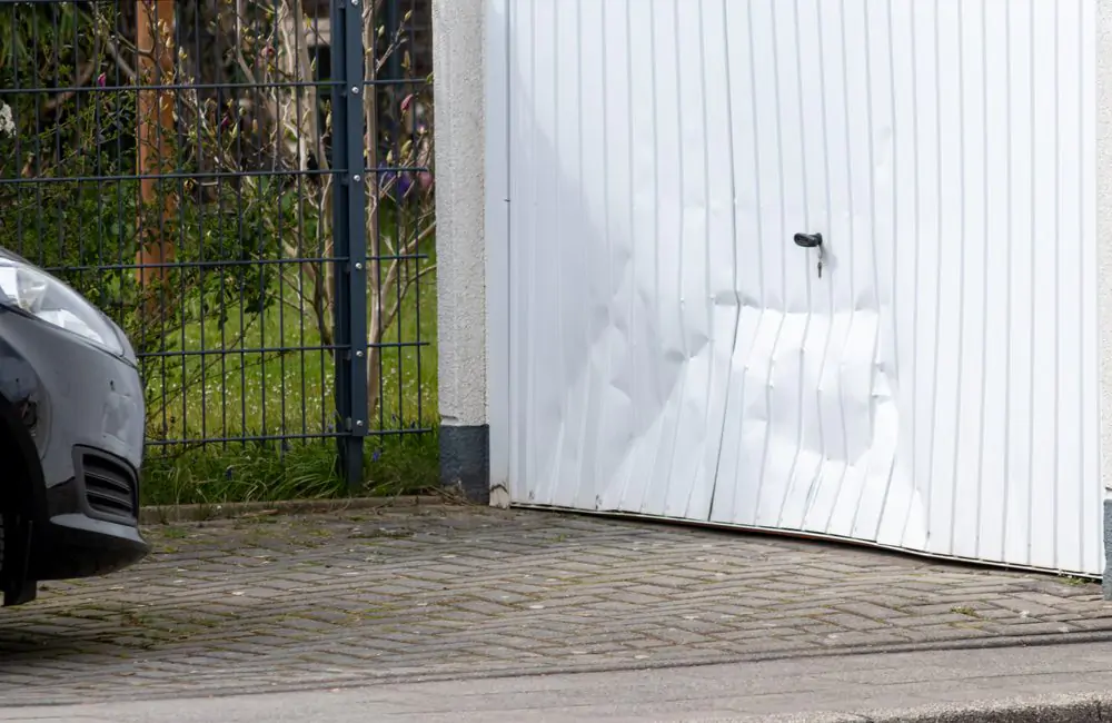Réparation porte de garage enfoncée