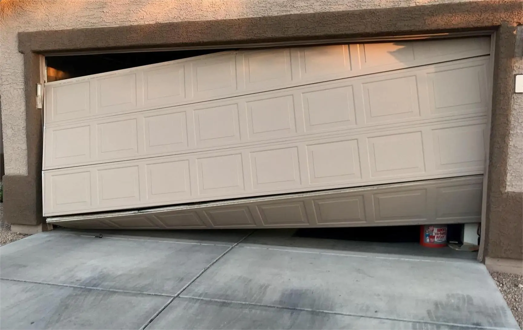 Porte de garage enfoncée, réparation et dépannage