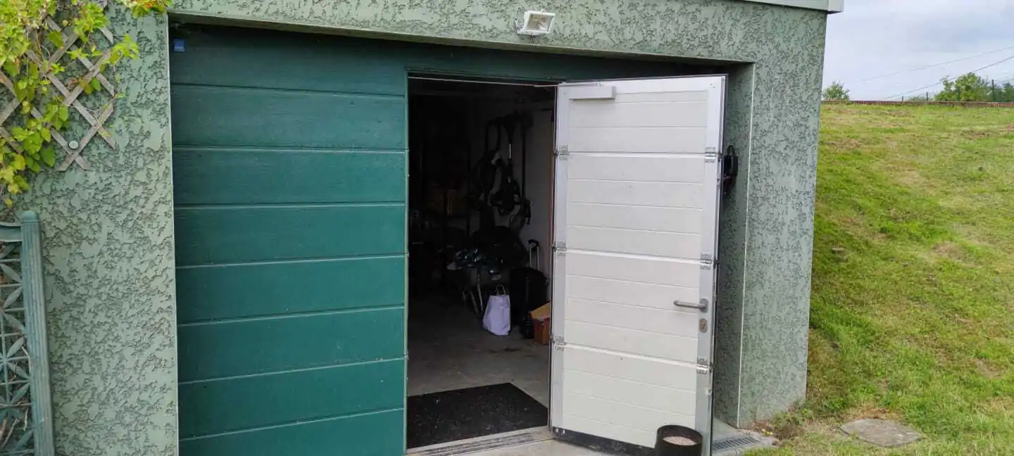 Réparation porte de garage battante Saint Jean la Bussière