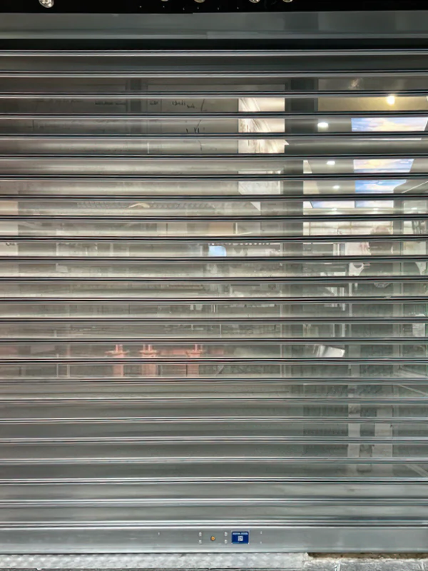 Installation d'un rideau métallique à lames micro-perforées à Mâcon