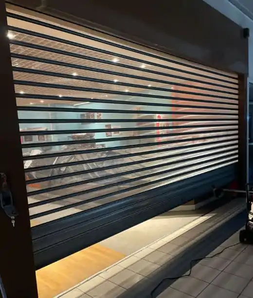 Installation rideau métallique microperforé Cognac