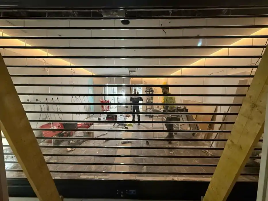 Installation rideau métallique transparent Cognac