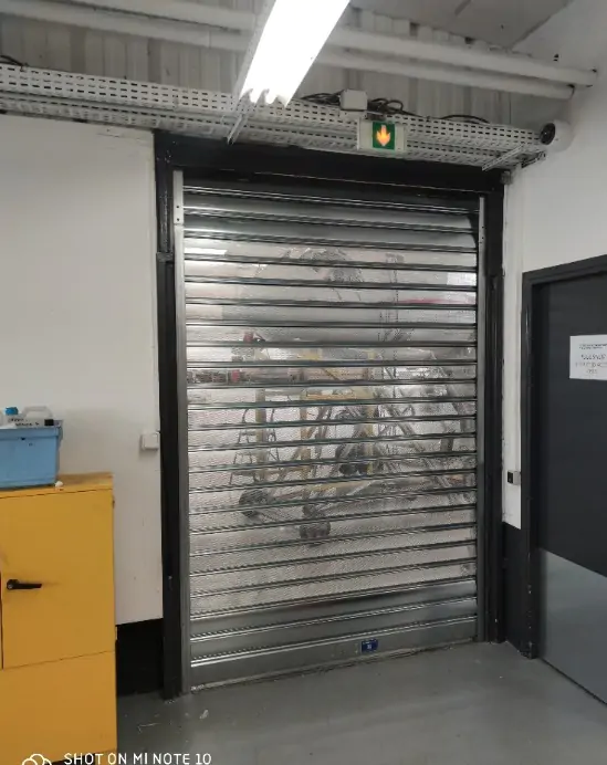 Rideau métallique à lames microperforées Mayenne