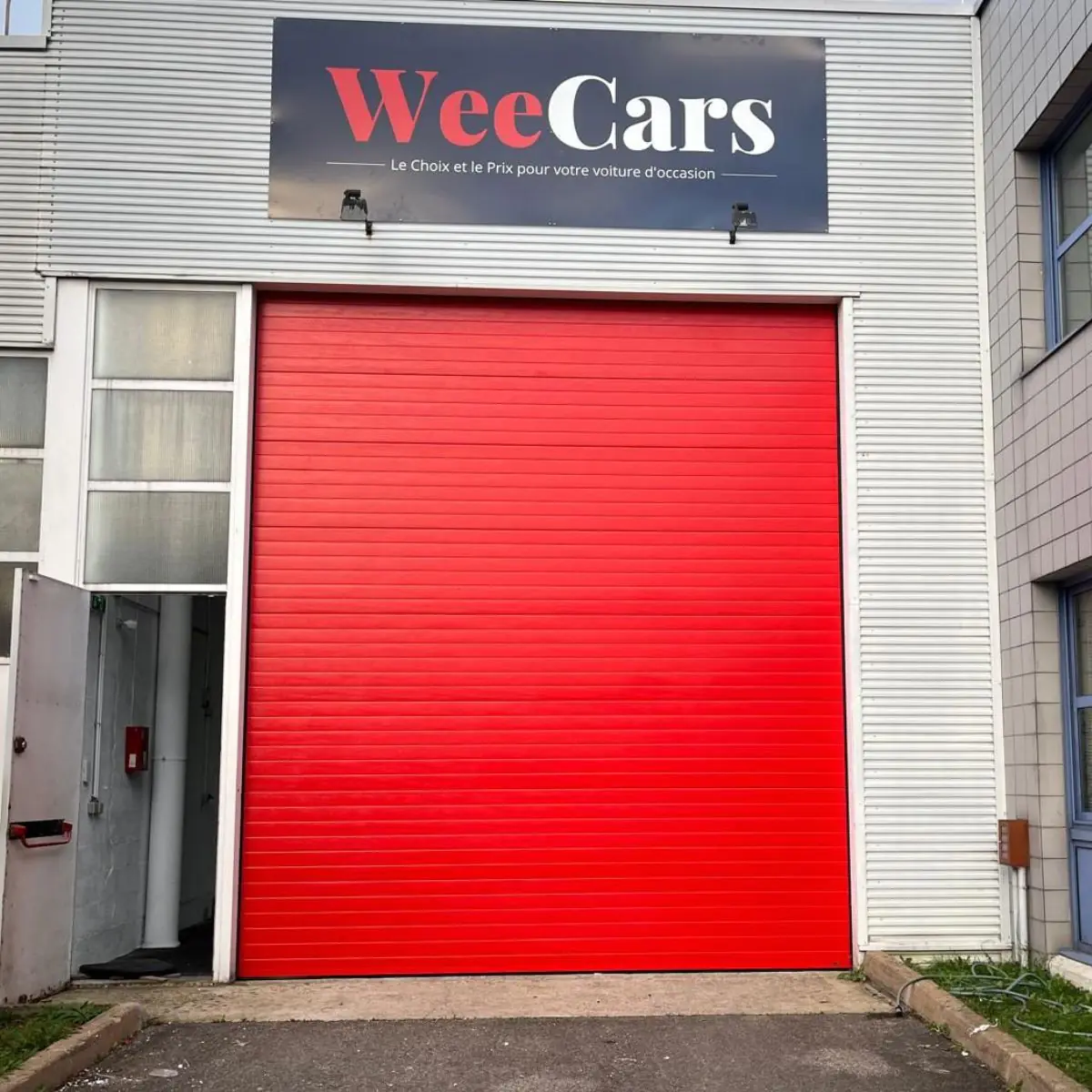 Installation porte sectionnelle industrielle chez WEECARS