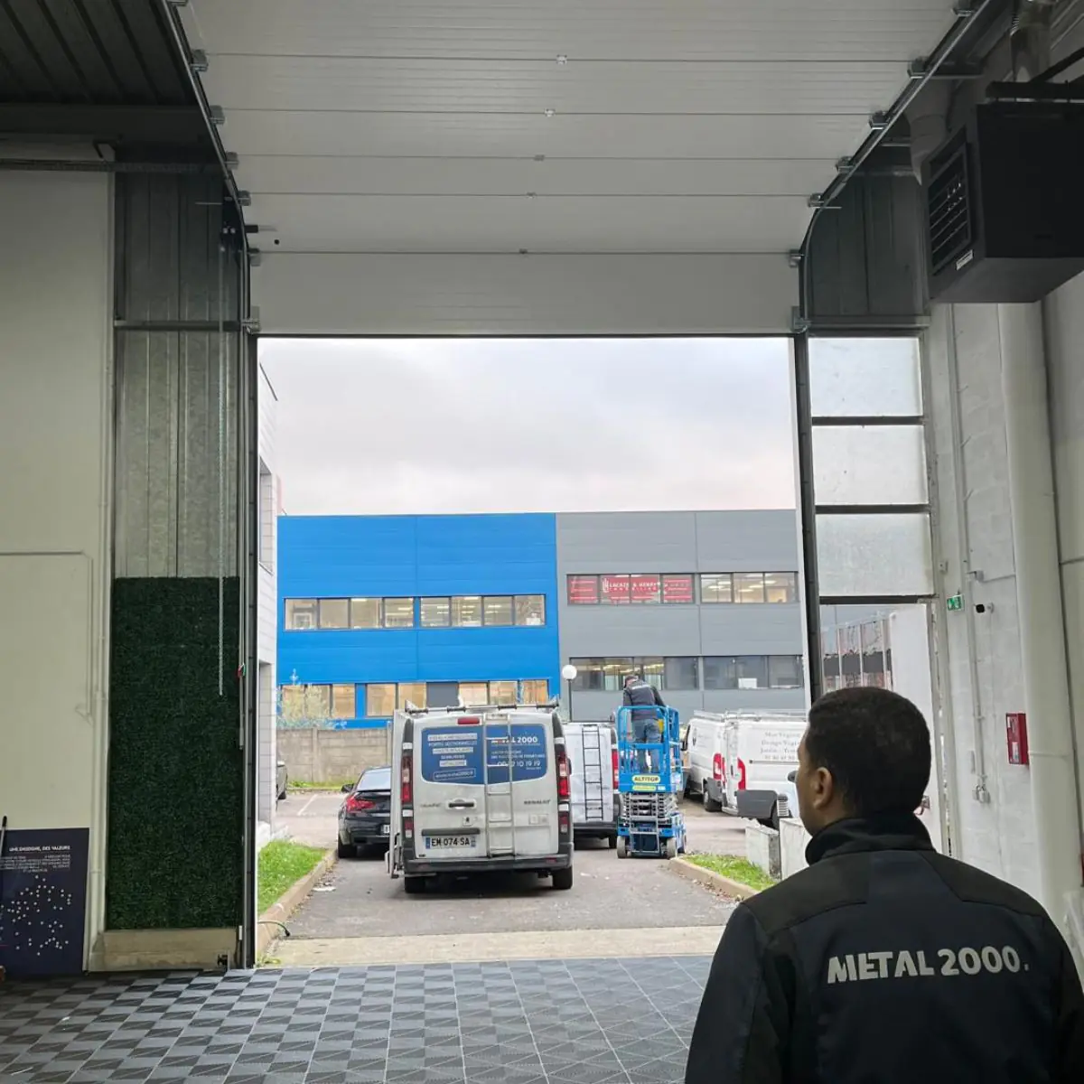 Intervention sur porte industrielle par METAL 2000