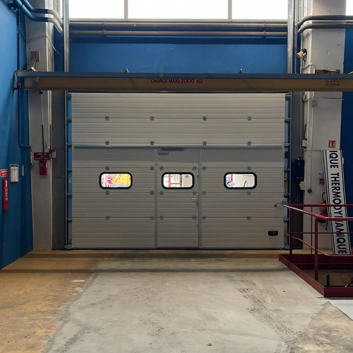 Montage porte sectionnelle industrielle