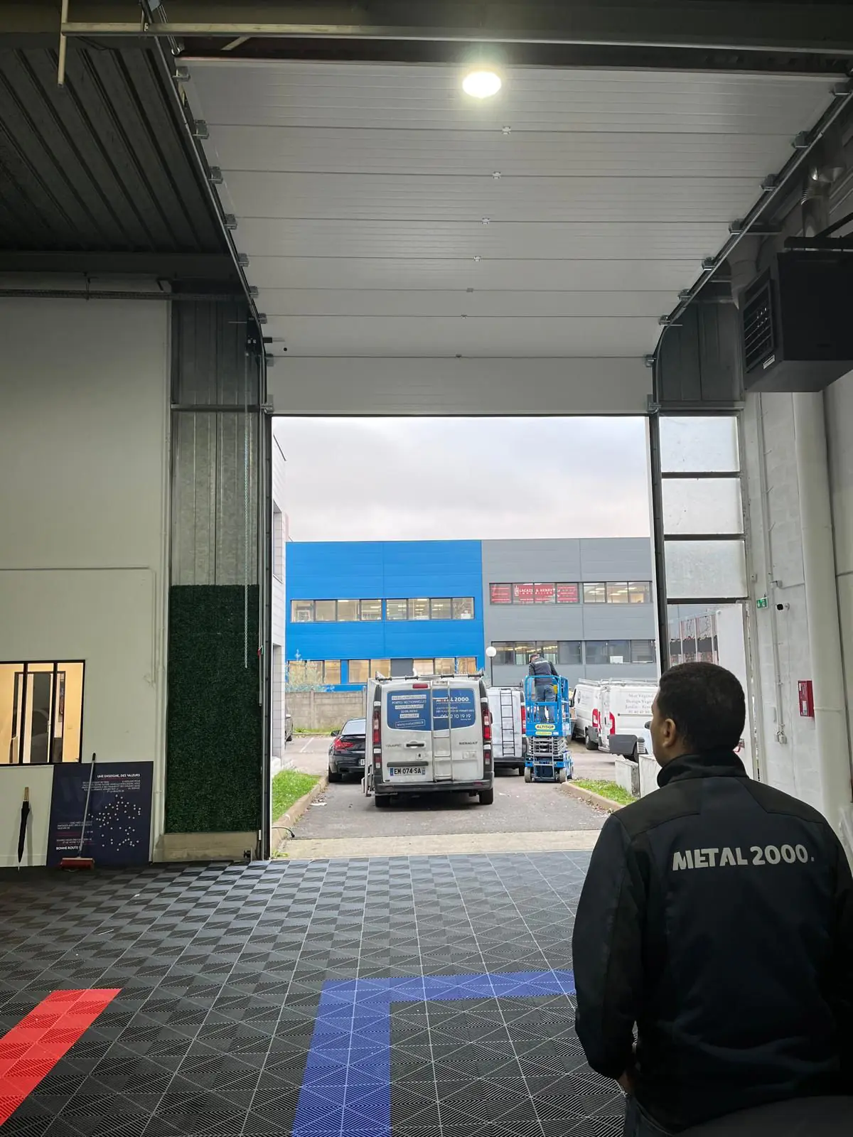 Réparation de portes industrielles sectionnelles à Choisy le Roi par METAL 2000