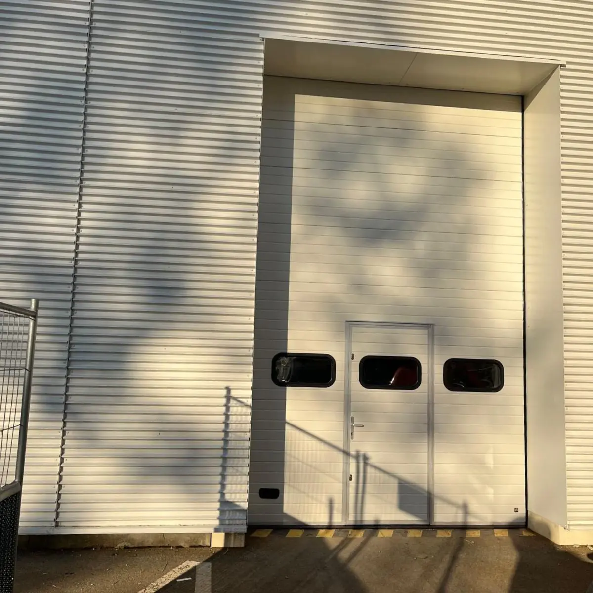 Réparation porte industrielle avec portillon Nanterre