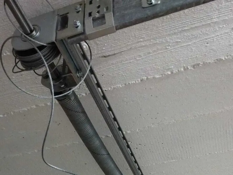 Remplacement de ressorts cassés sur une porte sectionnelle d'entrepôt à Athis-Mons (91200)