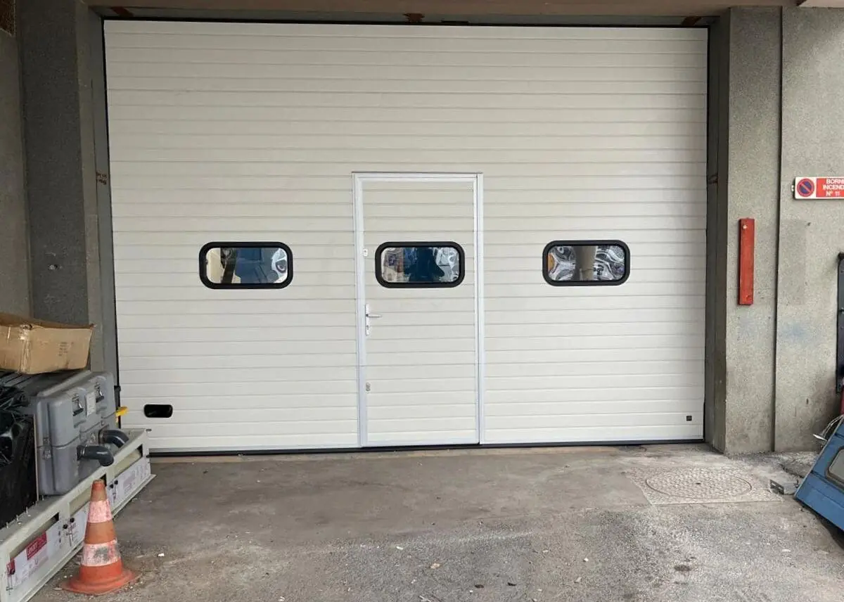 Réparation porte enroulable industrielle avec portillon Aubervilliers