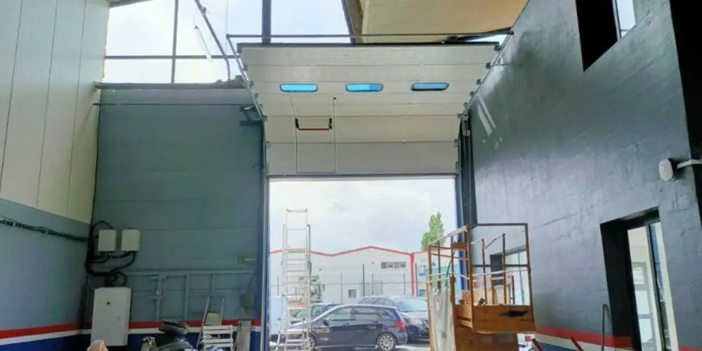 Réparation porte sectionnelle industrielle à Arras