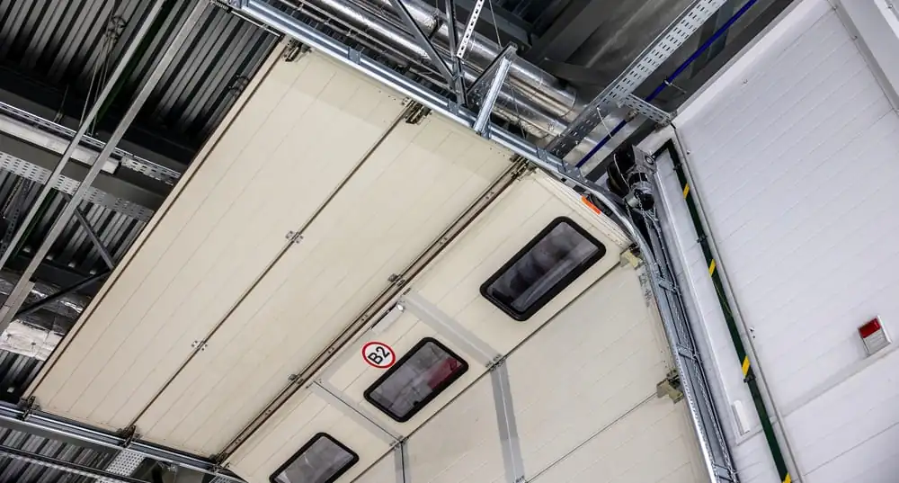 Pourquoi automatiser vos portes industrielles Focus sur les avantages pour votre entreprise