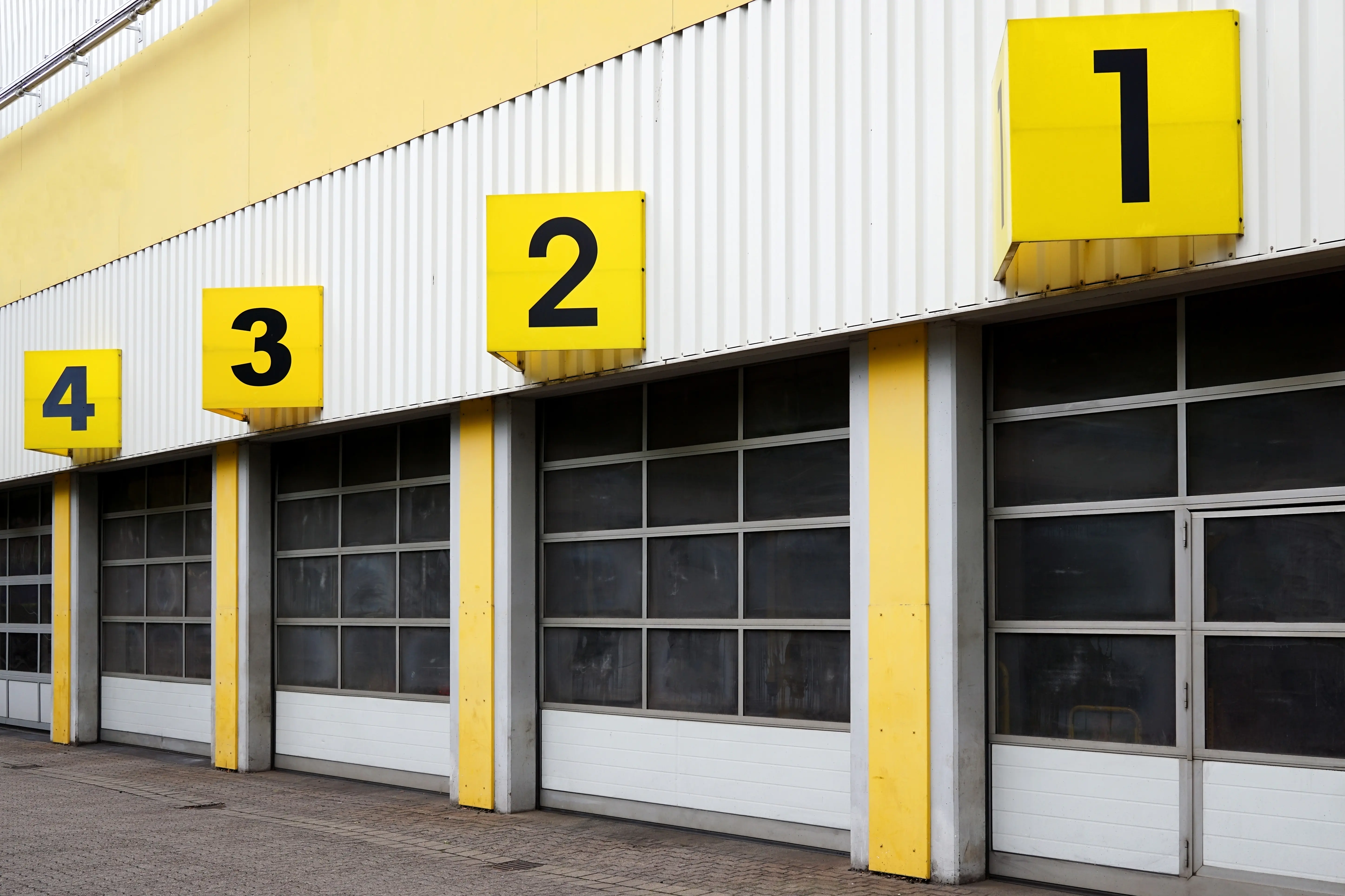 Réparation porte industrielle Hirson par l'équipe METAL 2000