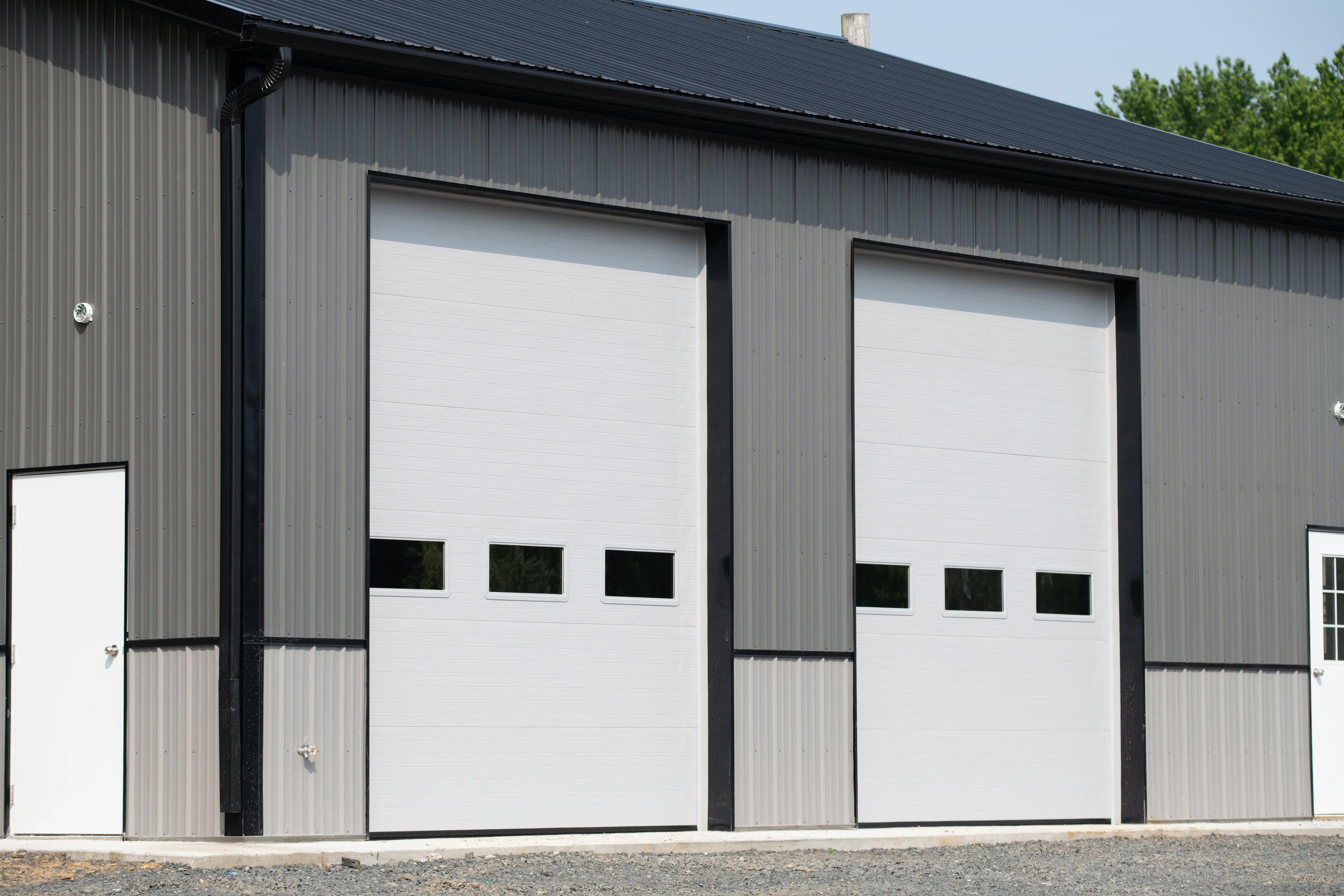 Réparation porte sectionnelle industrielle Hirson par l'équipe METAL 2000
